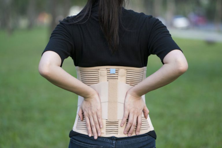 conduire avec un corset lombaire